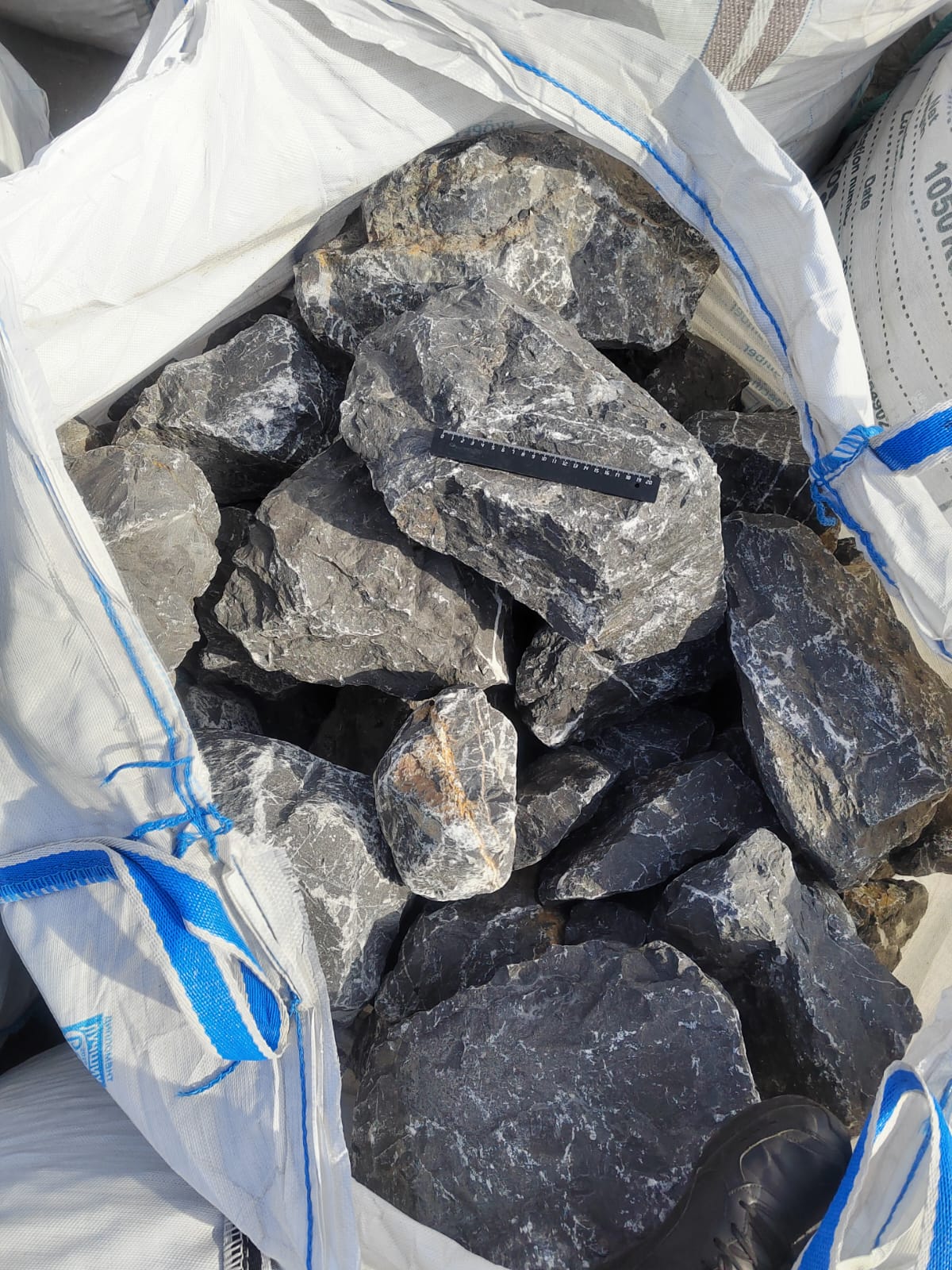  Черный мрамор скальник фр. 100-500 мм.  купить в Москве мрамор черный белый серый крупный колотый валун ландшафтный 9000 руб/т   фото 