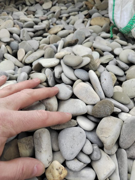 Галька черноморская фр. 40-70 мм.  купить с доставкой в Москву фото 