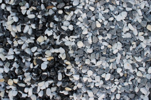  Галька Далматин мраморная (щебень галтованный микс:белый-черный) фр.10-20 мм.  купить  в Москве мрамор белый, черный окатанные округлые декоративные ландшафтные камни щебня 14500 руб/т   фото 