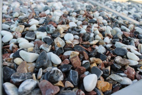  Микс мраморной гальки (щебень галтованный микс:белый-черный-розовый-медовый) фр.10-20 мм.  купить  в Москве мрамор белый, медовый, черный, розовый мраморный декоративный ландшафтный окатанный округлый галтованный щебень 14500 руб/т   фото 