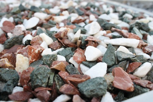  Мраморная крошка (щебень крошка микс: белый-зеленый-розовый) фр. 10-20 мм.  купить  в Москве мрамор белый, зеленый, розовый декоративный ландшафтный колотый щебень 9500 руб/т   фото 