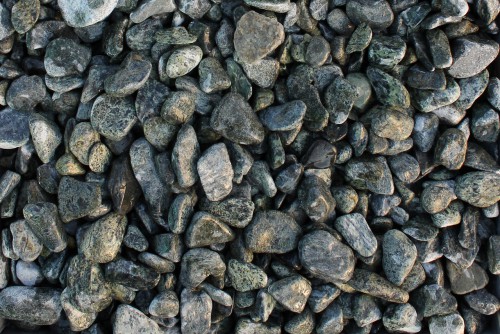 Зеленая галька (щебень галтованный зеленый змеевик) фр. 20-40 мм.  купить  в Москве мрамор зеленый, салатовый оголтованный щебень мраморный 12 500 руб/т   фото 