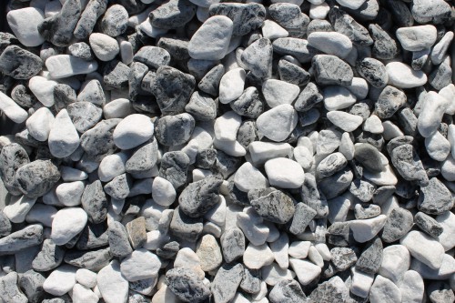  Микс шахматной гальки  (щебень галтованный микс:: белый-черный) фр.20-40 мм  купить  в Москве мрамор белый, черный мраморный галтованный щебень 14500 руб/т   фото 