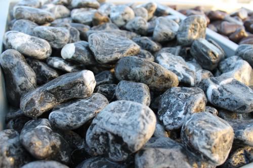  Черная галька (щебень галтованный черный мрамор) фр.20-40 мм.  купить  в Москве мрамор черный с белыми прожилками мрамор окатанный округлый 13500 руб/т   фото 