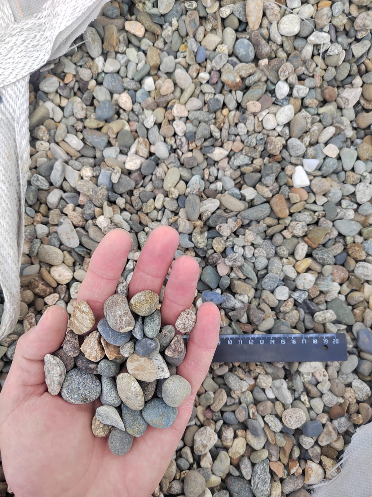  Галька речная окат (серая) фр.10-20 мм купить   в Москве галька речная серая, серый, темно-серый, светло-серый, коричневый ландшафтная декоративная речная окатанная округлая галька 4000 руб/т   фото 