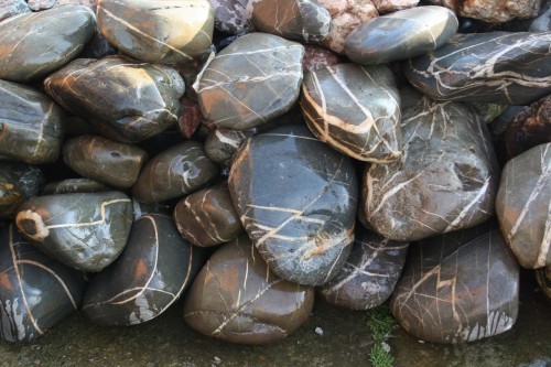  Валунчик Паутинник фр.100-300 мм  купить в Москве крупный природный камень галечник темно-серый с прожилками белый черный речной валунчик 5000 руб/т   фото 