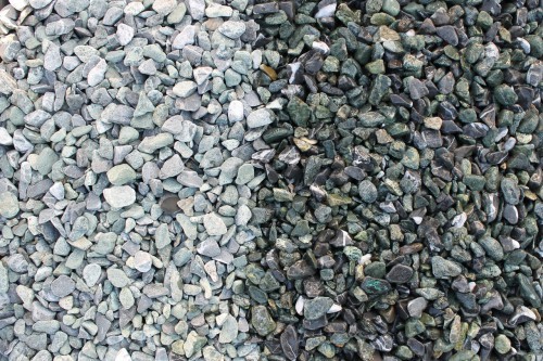  Микс разноцветной гальки  (щебень галтованный микс:зеленый-черный) фр.10-20 мм.  купить  в Москве мрамор зеленый, черный декоративные ландшафтные окатанные округлые камни щебня 14500 руб/т   фото 