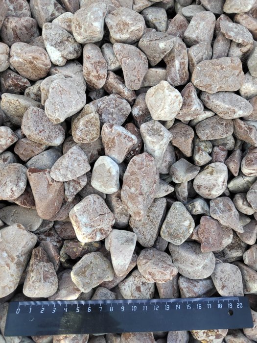 Розовая галька (щебень галтованный розовый) фр.20-40 мм.  купить  в Москве мрамор розовый, красный оголтованный округлый щебень  13500 руб/т   фото 