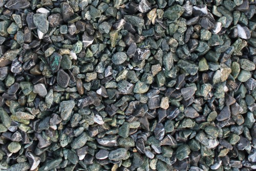  Микс разноцветной гальки  (щебень галтованный микс:зеленый-черный) фр.10-20 мм.  купить  в Москве мрамор зеленый, черный декоративные ландшафтные окатанные округлые камни щебня 14500 руб/т   фото 