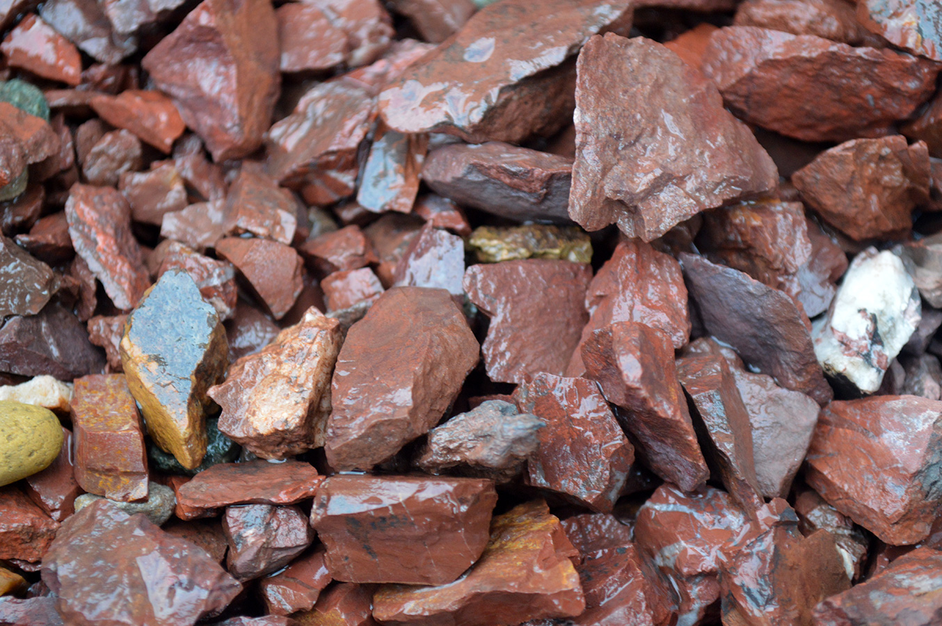  Щебень крошка красный (ЯШМА) фр. 10-20 мм.  купить  в Москве яшма красный, бордовый, оранжевый, рыжий декоративный каменный ландшафтный щебень колотый 6 600 руб/т   фото 