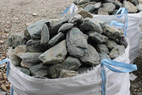  Гранит скальник (серо-зеленый) фр. 100-500 мм.  купить в Москве гранит зеленый, серый, салатовый крупный ландшафтный валун 6 000 руб/т   фото 