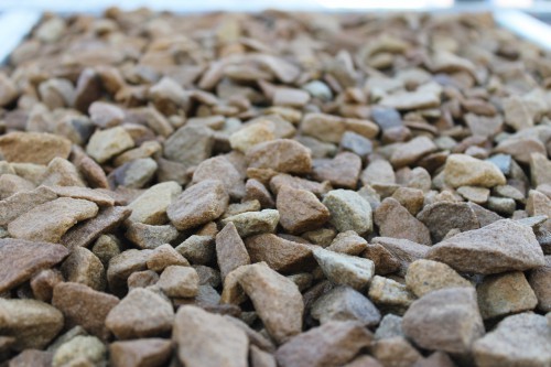  Щебень крошка желтый (песчаник) фр. 20-40 мм.  купить  в Москве песчаник бежевый рыжий каменная крошка песчаника 7 200 руб/т   фото 