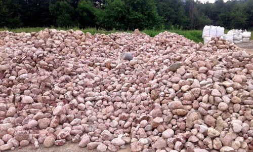  Розовый валунчик фр.100-300 мм.  купить в Москве крупный природный камень розовый, серый молочный красный речной галечник природный 7850 руб/т   фото 