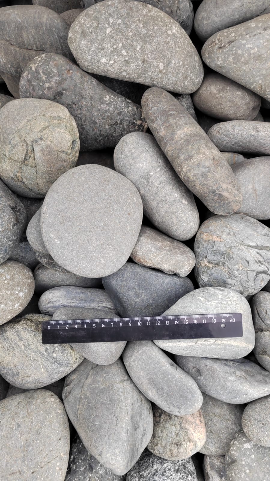  Галька речная окат (темно-серая) фр. 70-150 мм. купить   в Москве галька речная темно-серая, синяя, серая речная галька округлая  5000 руб/т   фото 