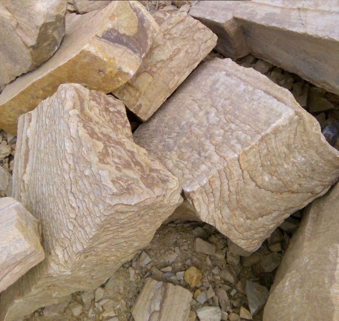 Песчаник пластушка желтый с рисунком (7-15 см)  купить  в Москве плитняк - пластушка - бут желтый песчаник 8 000 руб/м3   фото 