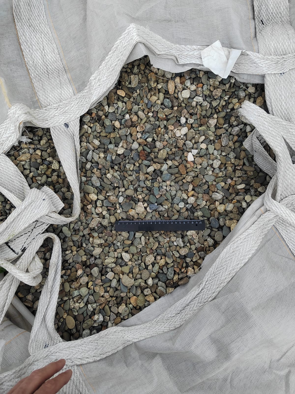  Галька речная окат (серая) фр.10-20 мм купить   в Москве галька речная серая, серый, темно-серый, светло-серый, коричневый ландшафтная декоративная речная окатанная округлая галька 4000 руб/т   фото 