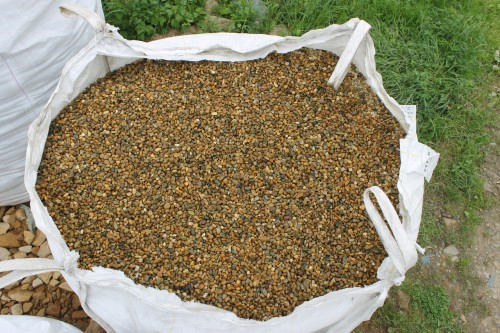  Галька окат (серо-желтая) фр.10-20 мм. купить   в Москве галька серо-желтая, рыжая, серый речная окатанная округлая галька 4000 руб/т   фото 