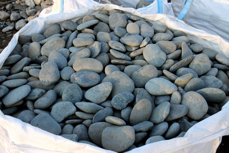 Kamenclub.ru: Галька речная плоская (темно-серая) фр. 70-150 мм. купить   в  Москвегалечник природный темно-серый серый синий речная плоская природная окатанная  7000 руб/т   фото КАМЕНЬ КЛУБ