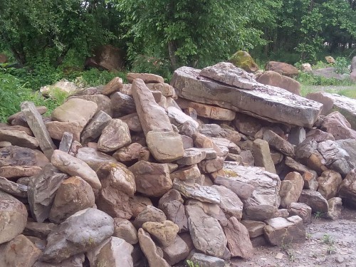 Песчаник декоративный ландшафтный (фр. 300-500 мм)  купить  в Москве песчаник желтый рыжий серый зеленый валун речной окатанный природный песчаника 4 500 руб/т   фото 