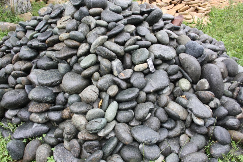  Темно-серый валунчик фр.100-300 мм.  купить в Москве крупный природный камень серый, темно-серый, светло-серый речная галька большого размера окатанная 4500 руб/т   фото 