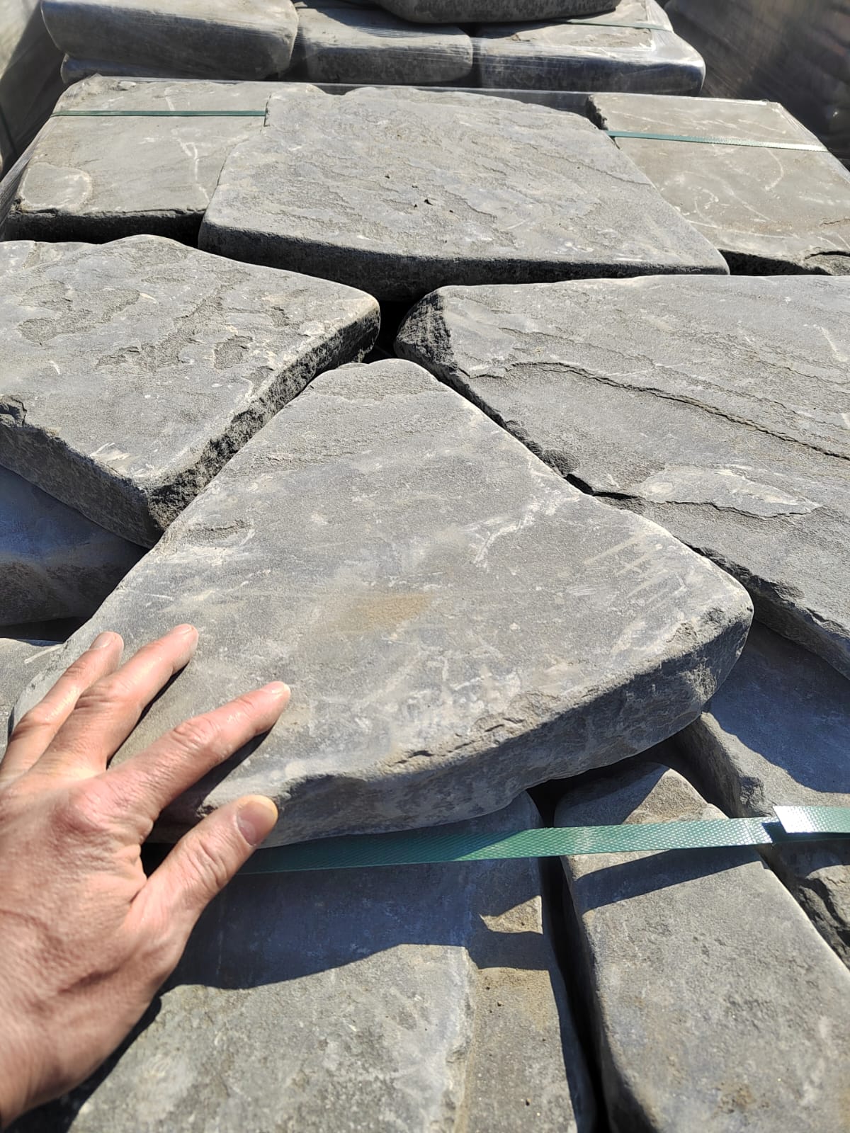 Песчаник пластушка светло-серый (4,0 - 6,0 см)  купить  в Москве плитняк - пластушка светло-серый песчаник 7 500 руб/м3   фото 