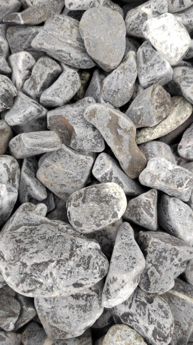Черная галька (щебень галтованный черный мрамор) фр.40-70 мм.  купить  в Москве мрамор черный с белыми прожилками, черный, белый щебень галтованный округлый 13500 руб/т   фото 