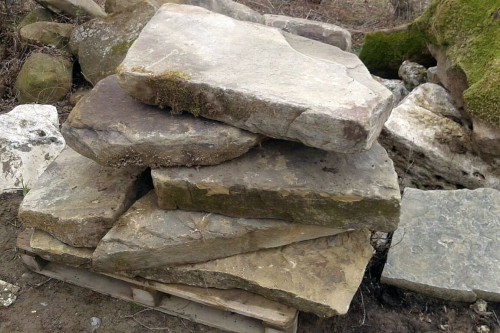  Песчаник плиты - плахи - пошаговые дорожки (фр. 70-150 мм)  купить  в Москве песчаник серый бежевый желтый зеленый колотый песчаник строительный 6500 руб/т   фото 