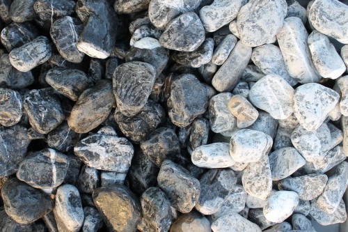  Галька мраморная черная (щебень галтованный черный мрамор) фр. 50-100 мм.  купить  в Москве мрамор черный с белыми прожилками щебень ландшафтный мраморный 9000 руб/т   фото 