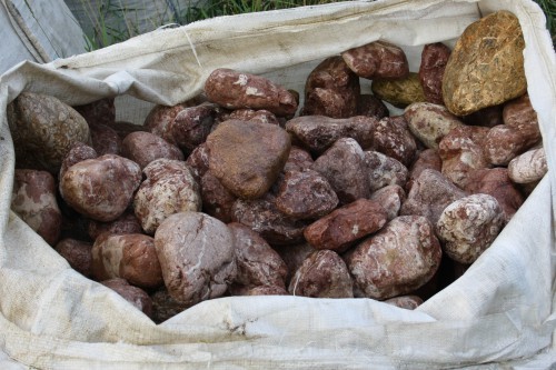  Розовый валунчик фр.100-300 мм.  купить в Москве крупный природный камень розовый, серый молочный красный речной галечник природный 7850 руб/т   фото 