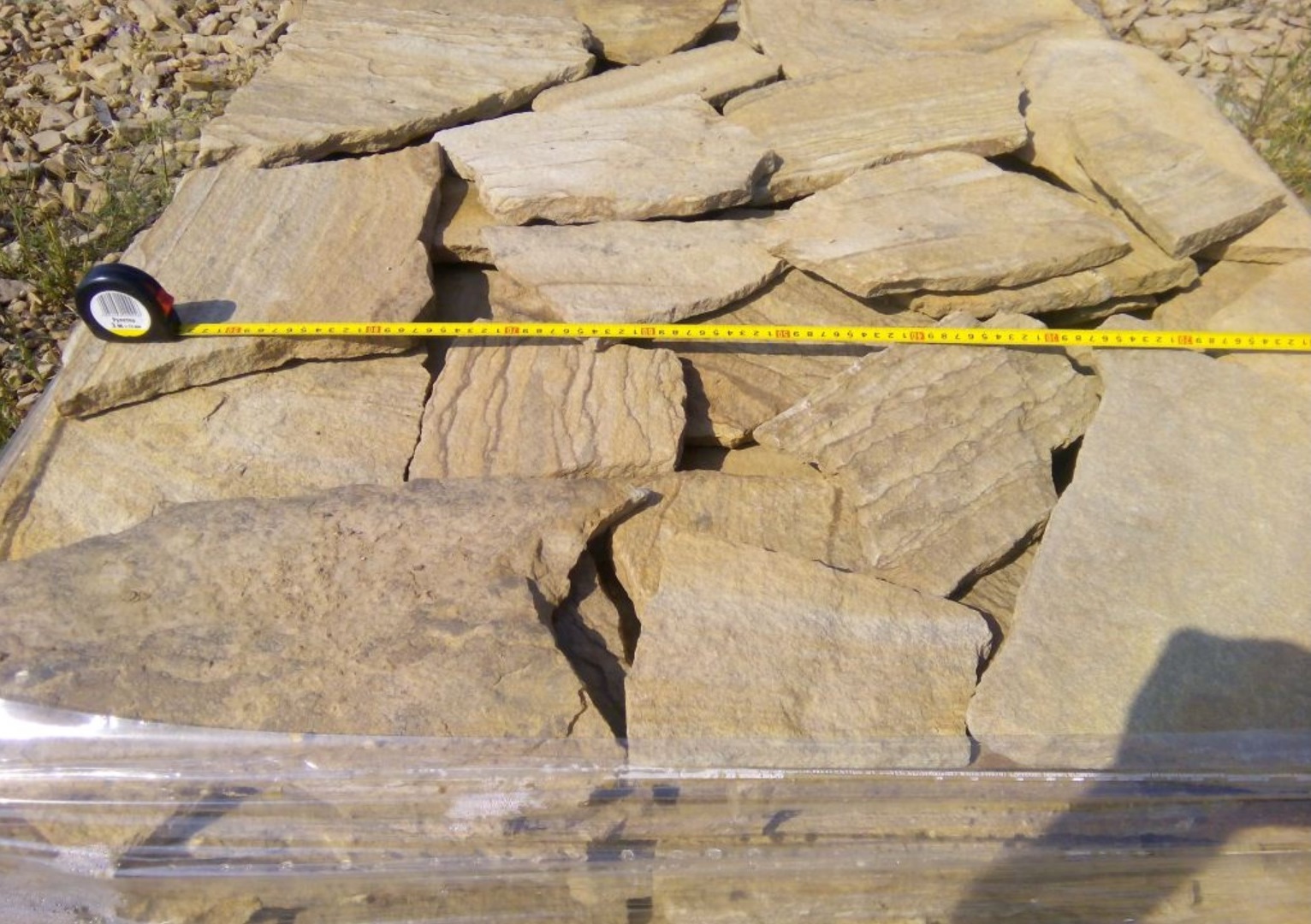 Песчаник пластушка желтый с разводом под дерево (2 см)  купить  в Москве плитняк желтый с разводами, желтый, рыжий, серый песчаник пластушка рваная ландшафтная 11 000 руб/м3   фото 