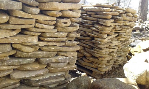 Песчаник колотый для облицовки (фр. 2-3 см)  купить  в Москве песчаник бежевый серый рыжий песчаник строительный 5000 руб/т   фото 