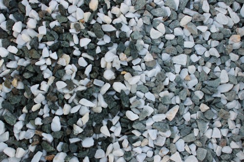  Мраморная крошка (щебень крошка микс: белый-зеленый) фр. 10-20 мм.  купить  в Москве мрамор белый, зеленый каменная ландшафтная декоративная крошка щебня 9500 руб/т   фото 