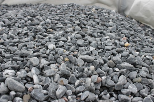  Черная галька с прожилками (галтованный черный мрамор) фр.10-20 мм.  купить  в Москве мрамор черный с белыми прожилками, черный, белый окатанный округлый ландшафтный декоративный щебень 13500 руб/т   фото 
