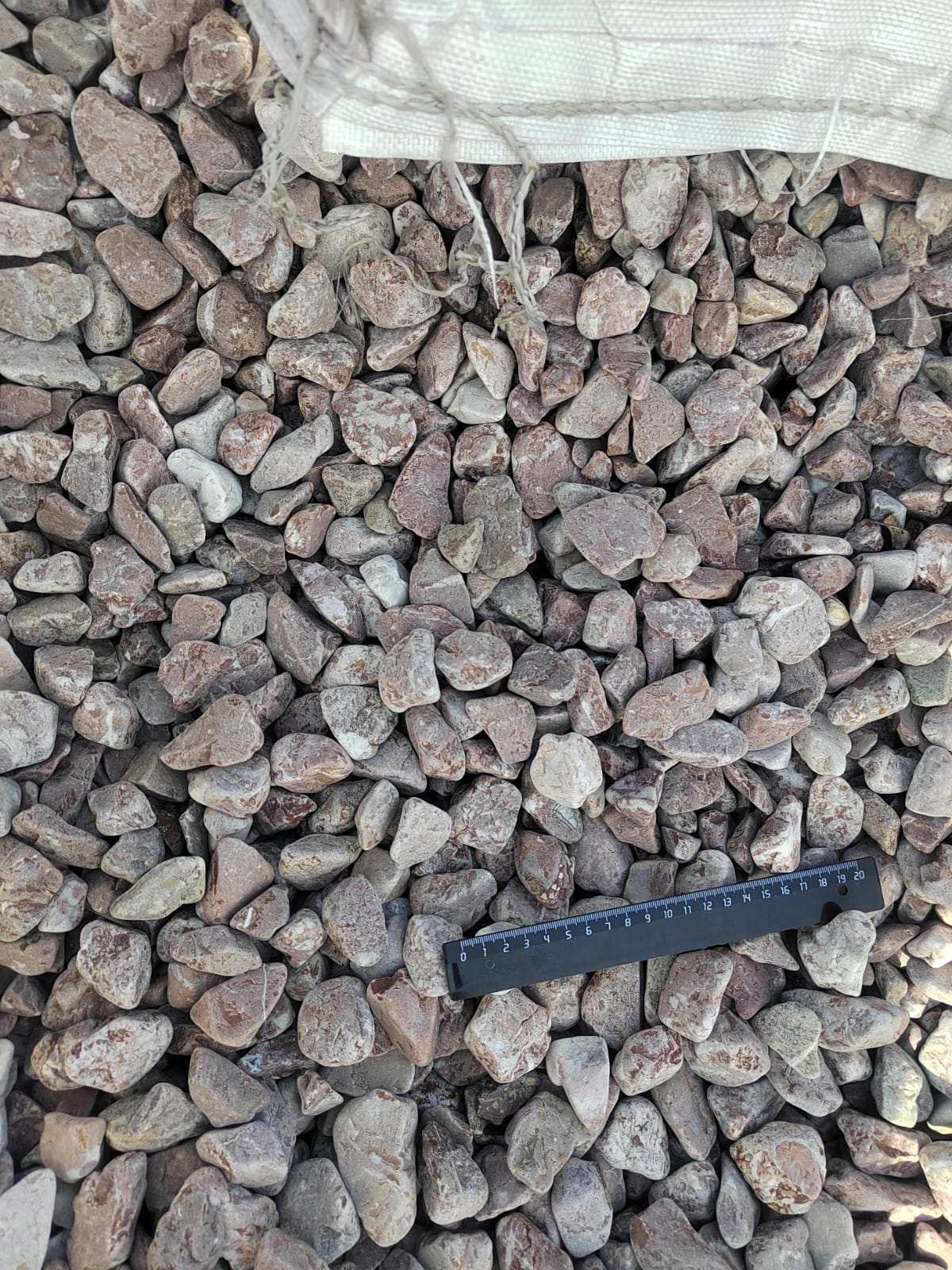  Розовая галька (щебень галтованный розовый) фр.20-40 мм.  купить  в Москве мрамор розовый, красный оголтованный округлый щебень  13500 руб/т   фото 