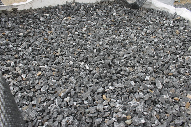  Щебень крошка черный (мрамор) фр. 20-40 мм.  купить  в Москве мрамор черный с белыми прожилками мраморная каменная крошка 9000 руб/т   фото 