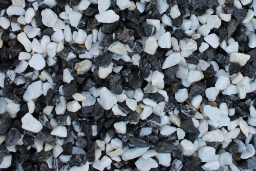  Мраморная крошка (щебень крошка микс : черный-белый) фр. 10-20 мм.  купить  в Москве мрамор белый, черный каменная декоративная крошка ландшафтная 9500 руб/т   фото 