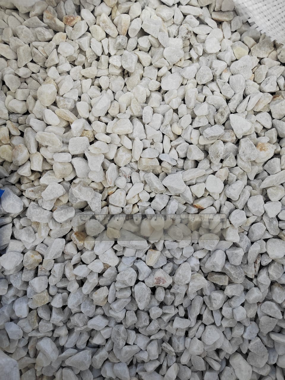  Мраморная крошка, щебень, цвет-белый, фр. 10-20 мм.  купить  в Москве мрамор белый, молочный айвори каменная ландшафтная декоративная крошка шебня 9500 руб/т   фото 