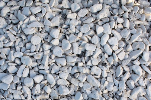  Белая галька мраморная (щебень галтованный белый) фр.40-70 мм.  купить  в Москве мрамор белый молочный айвори окатанный округлый природный камень 15000 руб/т   фото 