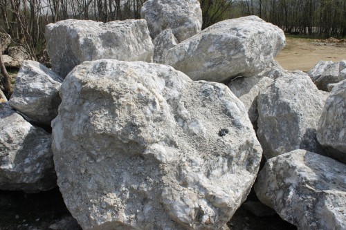  Мраморизированный известняк фр.500-1500 мм.  купить в Москве    7 000 руб/т   фото 