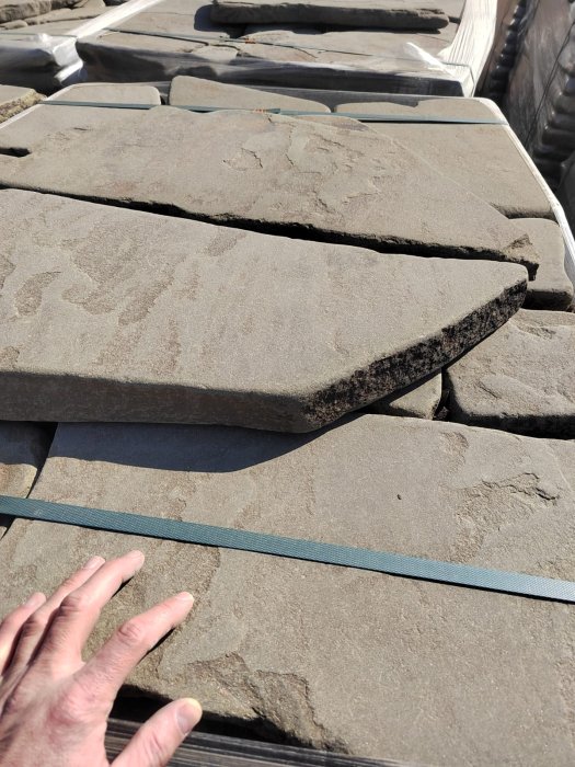  Песчаник пластушка галтованная серо-зеленая (3,0 см)  купить  в Москве песчаник серо-зеленый песчаник 12000 руб/м3   фото 