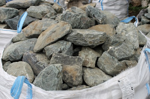 Гранит скальник (серо-зеленый) фр. 100-500 мм.  купить в Москве гранит зеленый, серый, салатовый крупный ландшафтный валун 6 000 руб/т   фото 