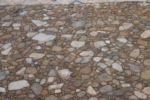 Песчаник для мощения дорожек, площадок, парковок ( фр 5-10 см)  купить  в Москве песчаник  серый желтый коричневый рыжий песчаник оголтованный окатанный 6500 руб/т   фото 