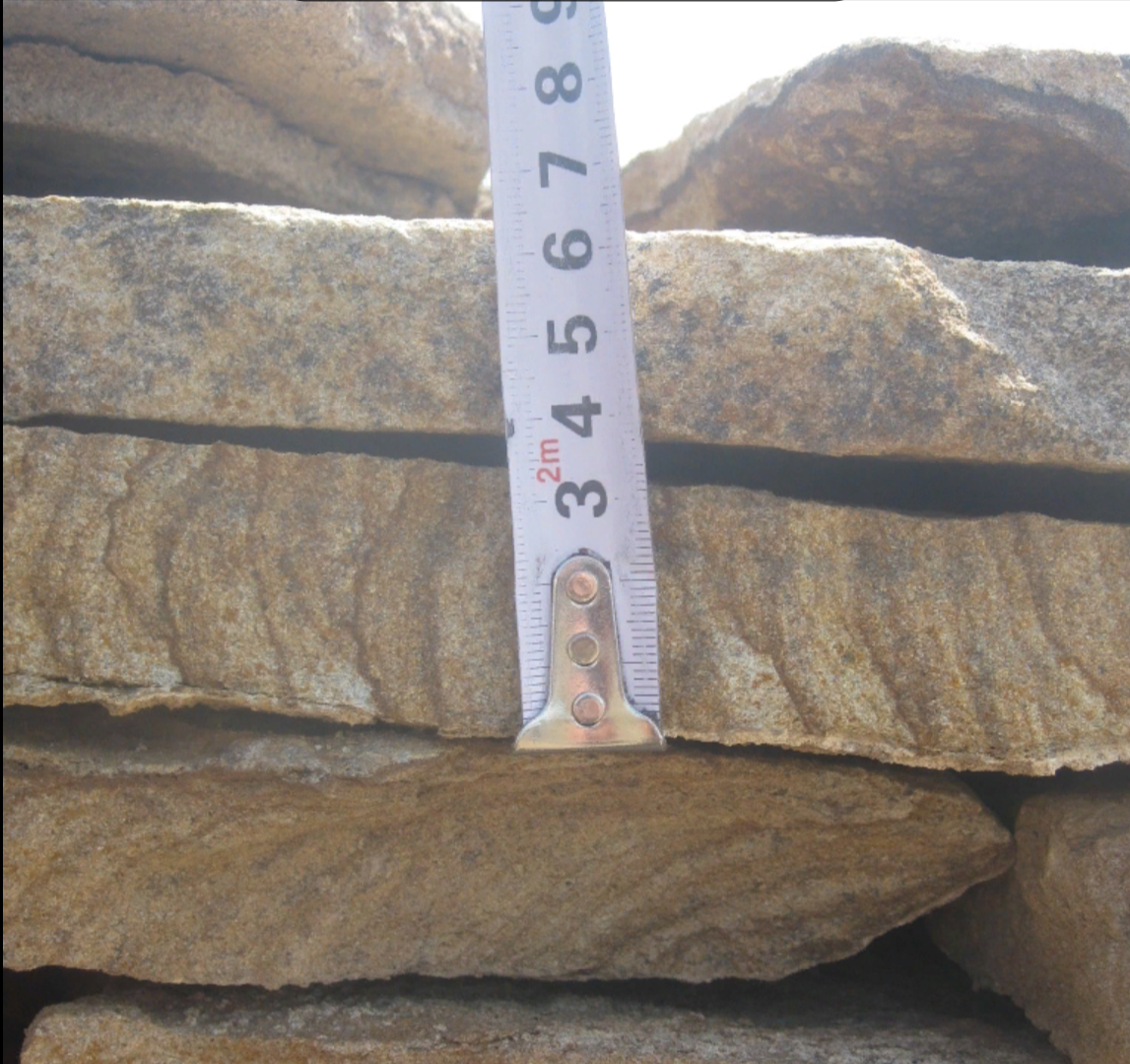 Песчаник пластушка желтый с рисунком (3 см)  купить  в Москве песчаник желтый с рисунком, рыжий, желтый песчаник пластушка ландшафтная рваная 8 500 руб/м3   фото 