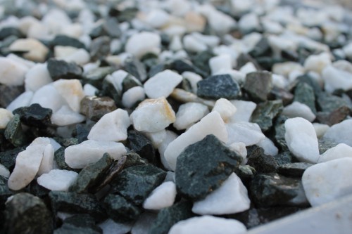  Мраморная крошка (щебень крошка микс: белый-зеленый) фр. 10-20 мм.  купить  в Москве мрамор белый, зеленый каменная ландшафтная декоративная крошка щебня 9500 руб/т   фото 