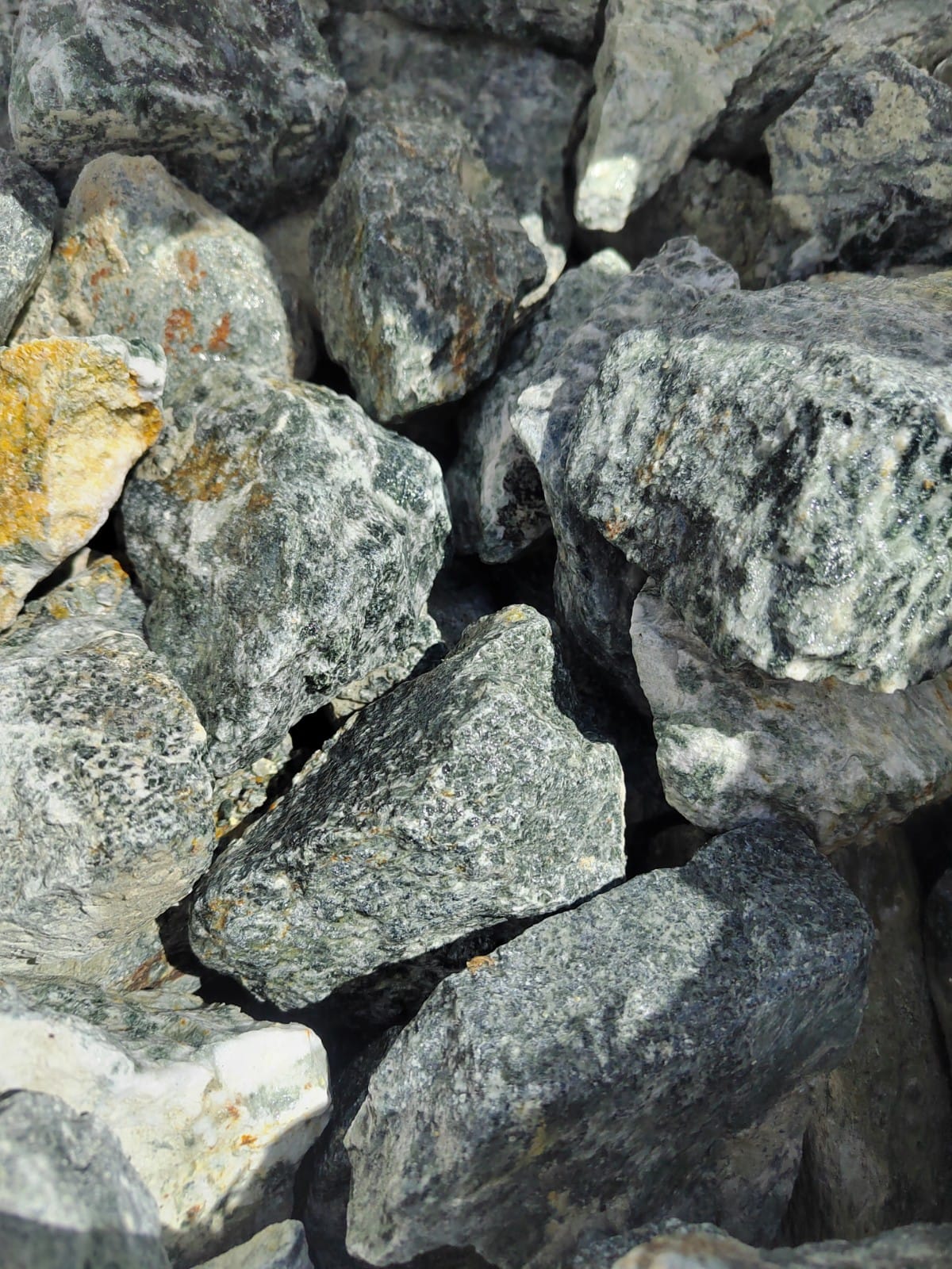 фото Галтованный жадеит (фр. 70-100 мм)  купить в Москве в интернет-портале 