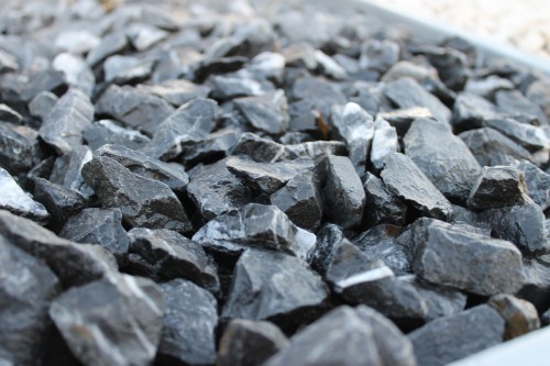  Щебень крошка черный (мрамор) фр. 10-20 мм.  купить  в Москве мрамор черный с белыми прожилками, черный, белый каменная ландшафтная декоративная крошка щебня 9000 руб/т   фото 