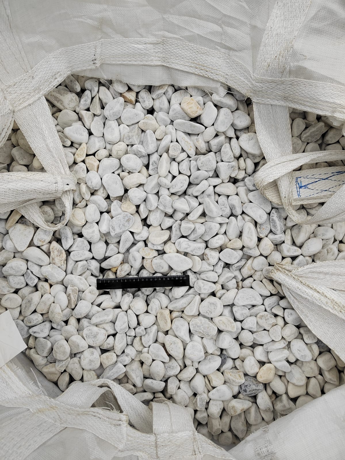  Белая галька мраморная (щебень галтованный белый) фр.40-70 мм.  купить  в Москве мрамор белый молочный айвори окатанный округлый природный камень 15000 руб/т   фото 