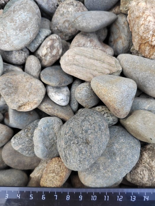  Галька речная окат (серая) фр.40-60 мм купить   в Москве галька речная серый бежевый рыжий коричневый округлый речной камень 4000 руб/т   фото 