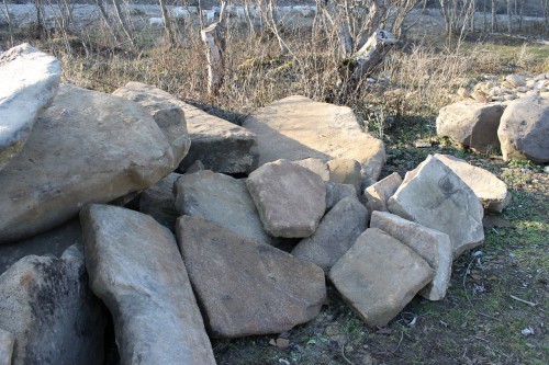 Песчаник плиты - плахи - пошаговые дорожки (фр. 70-150 мм)  купить  в Москве песчаник серый бежевый желтый зеленый колотый песчаник строительный 6500 руб/т   фото 