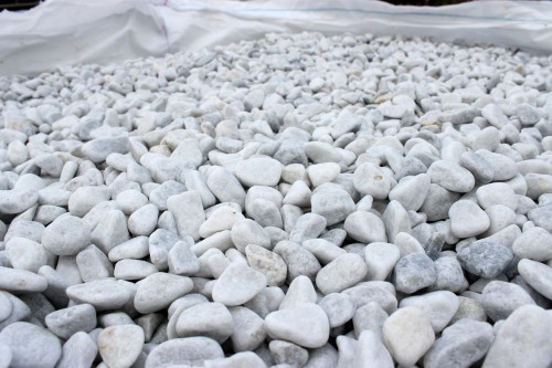  Белая мраморная галька (щебень галтованный белый) фр.10-20 мм.  купить  в Москве мрамор белый, молочный, айвори окатанный округлый декоративный ландшафтный щебень 14500 руб/т   фото 